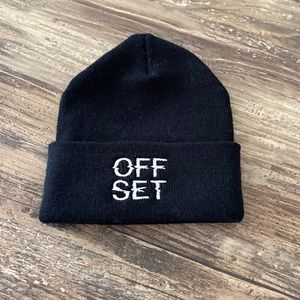 Black and white beanie! 🐝